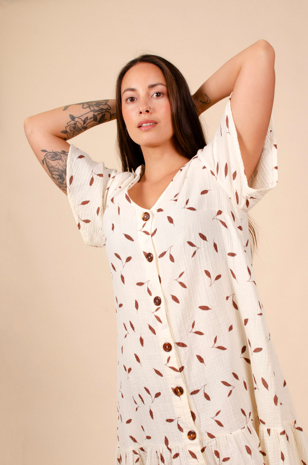 Naisten luonnonvalkoinen puuvillamekko lehtikuosilla | modelheight:160, size:S