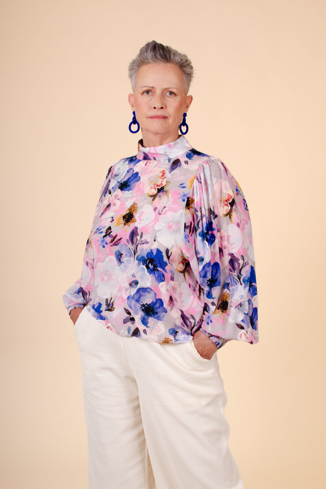 Naisten liila paita kukkakuviolla