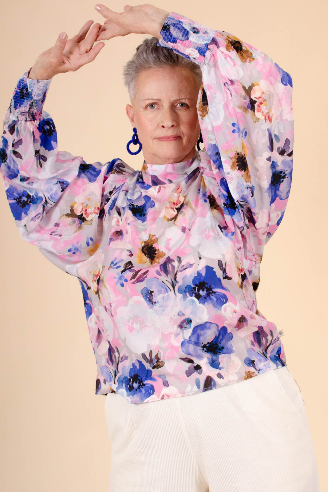 Naisten liila paita kukkakuviolla