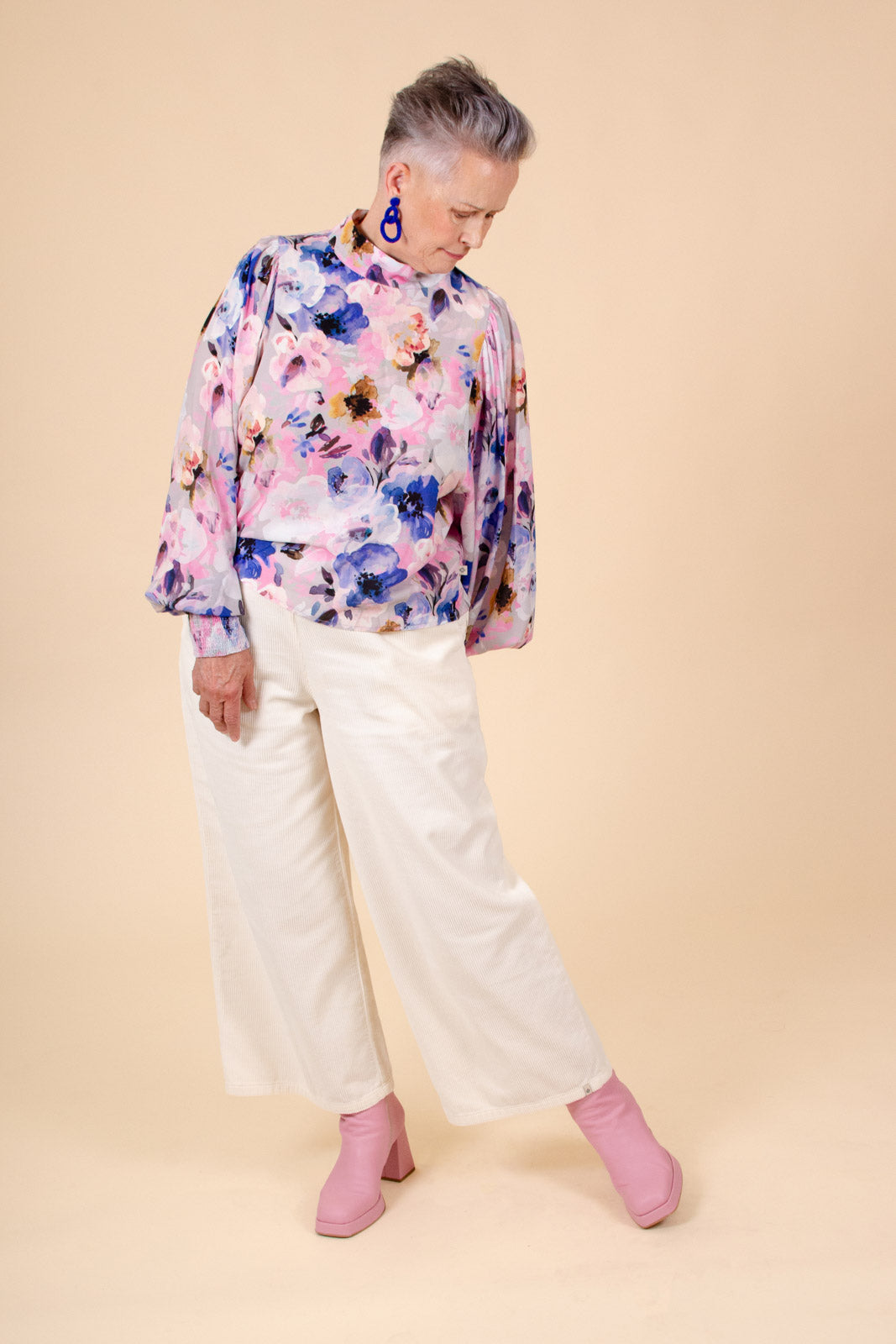 Naisten liila paita kukkakuviolla | modelheight:170, size:L