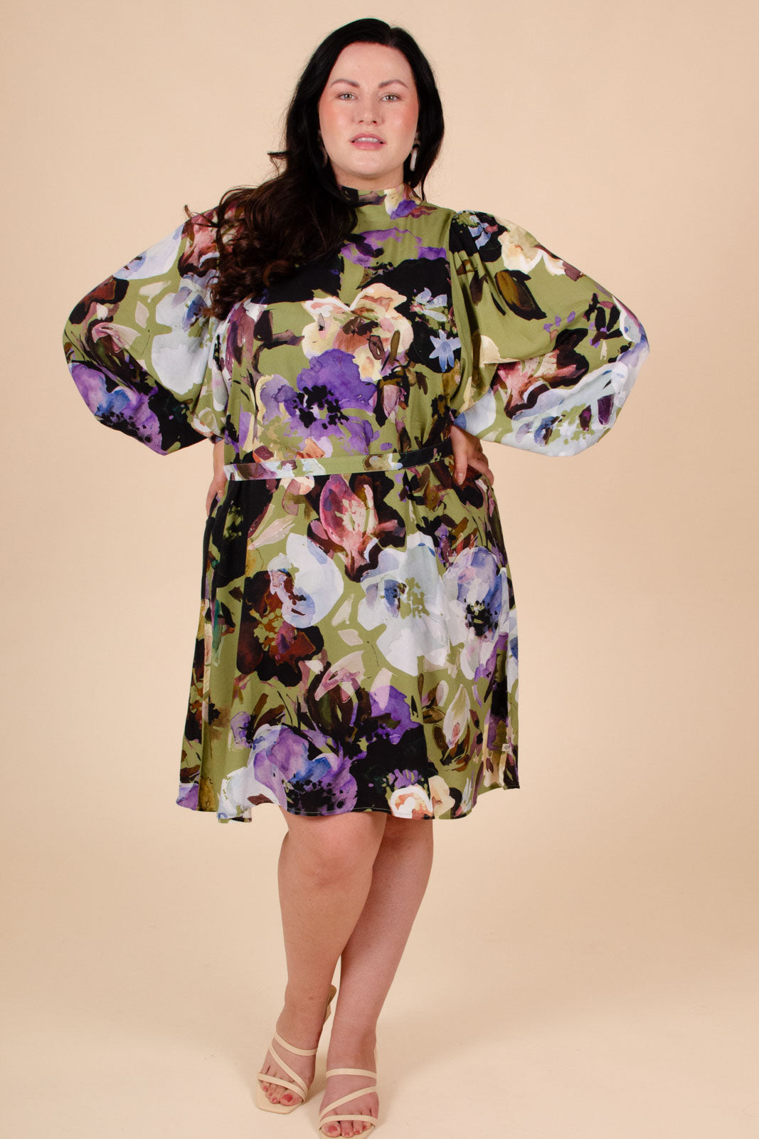 Naisten vihreä juhlamekko isolla kukkakuosilla | modelheight:170, size:XL