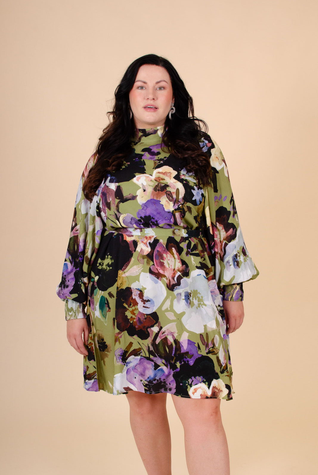 Naisten vihreä juhlamekko isolla kukkakuosilla