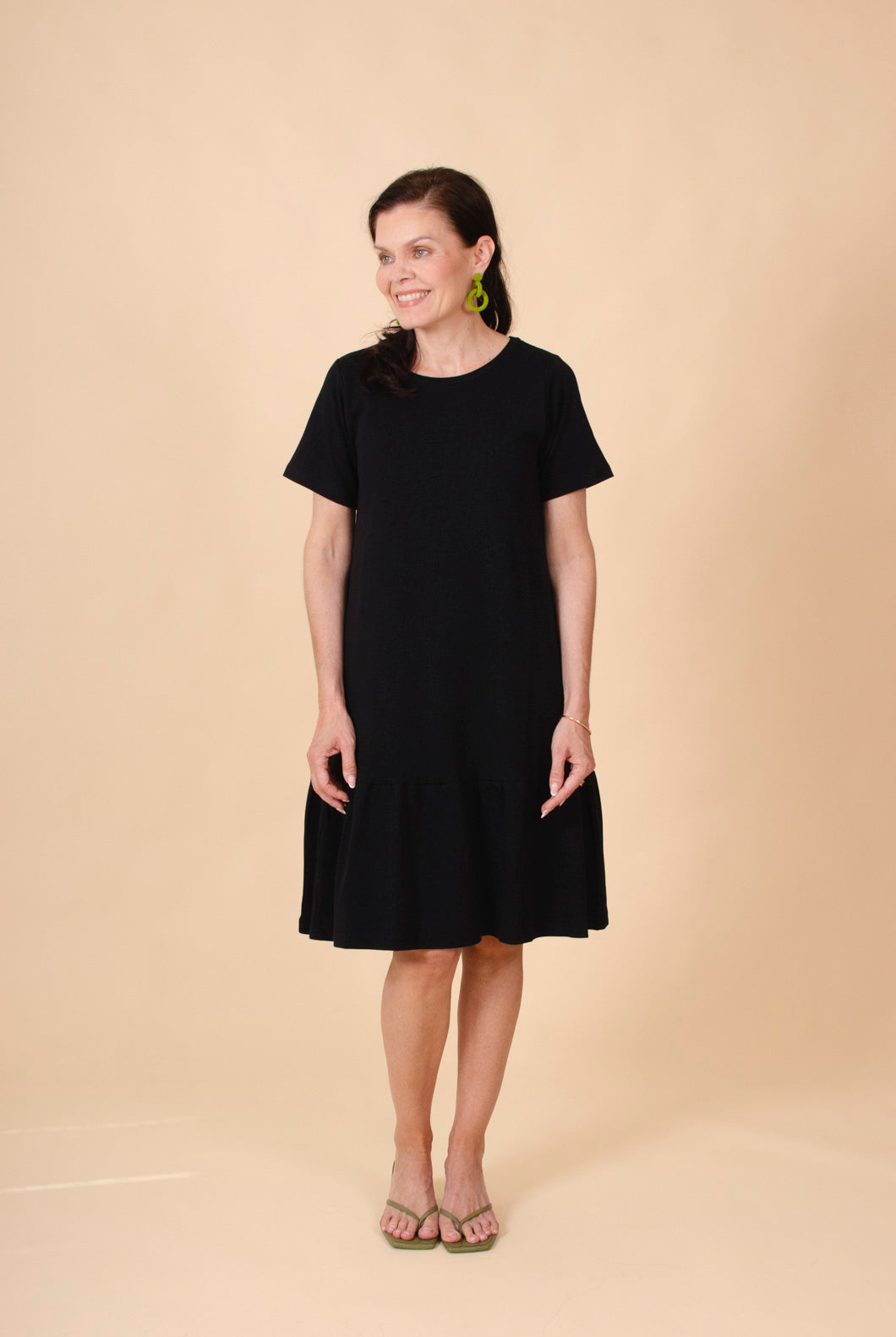 Naisten musta puuvillainen t-paitamekko | modelheight:165, size:XXS
