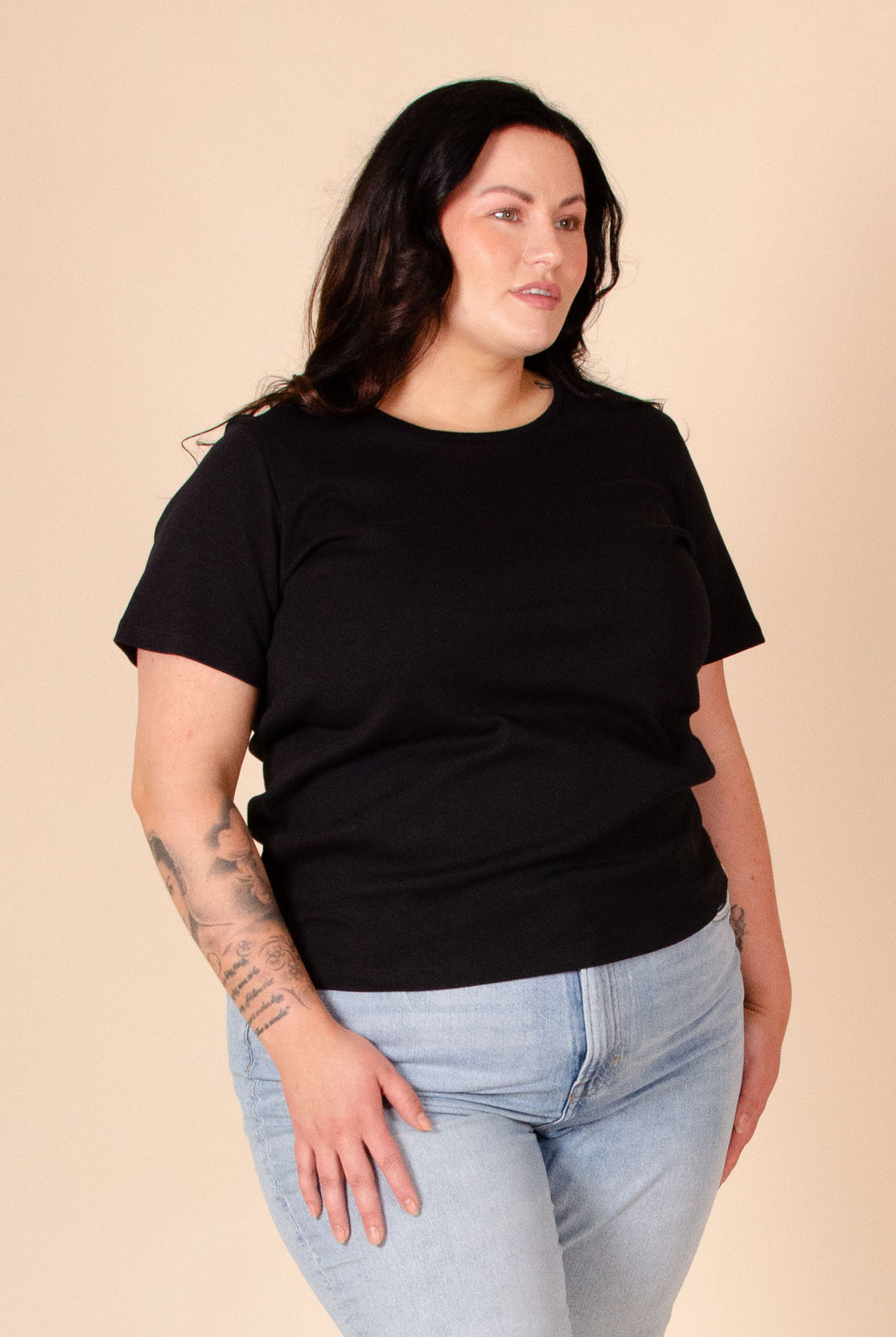 Naisten musta puuvillainen t-paita | modelheight:170, size:XL