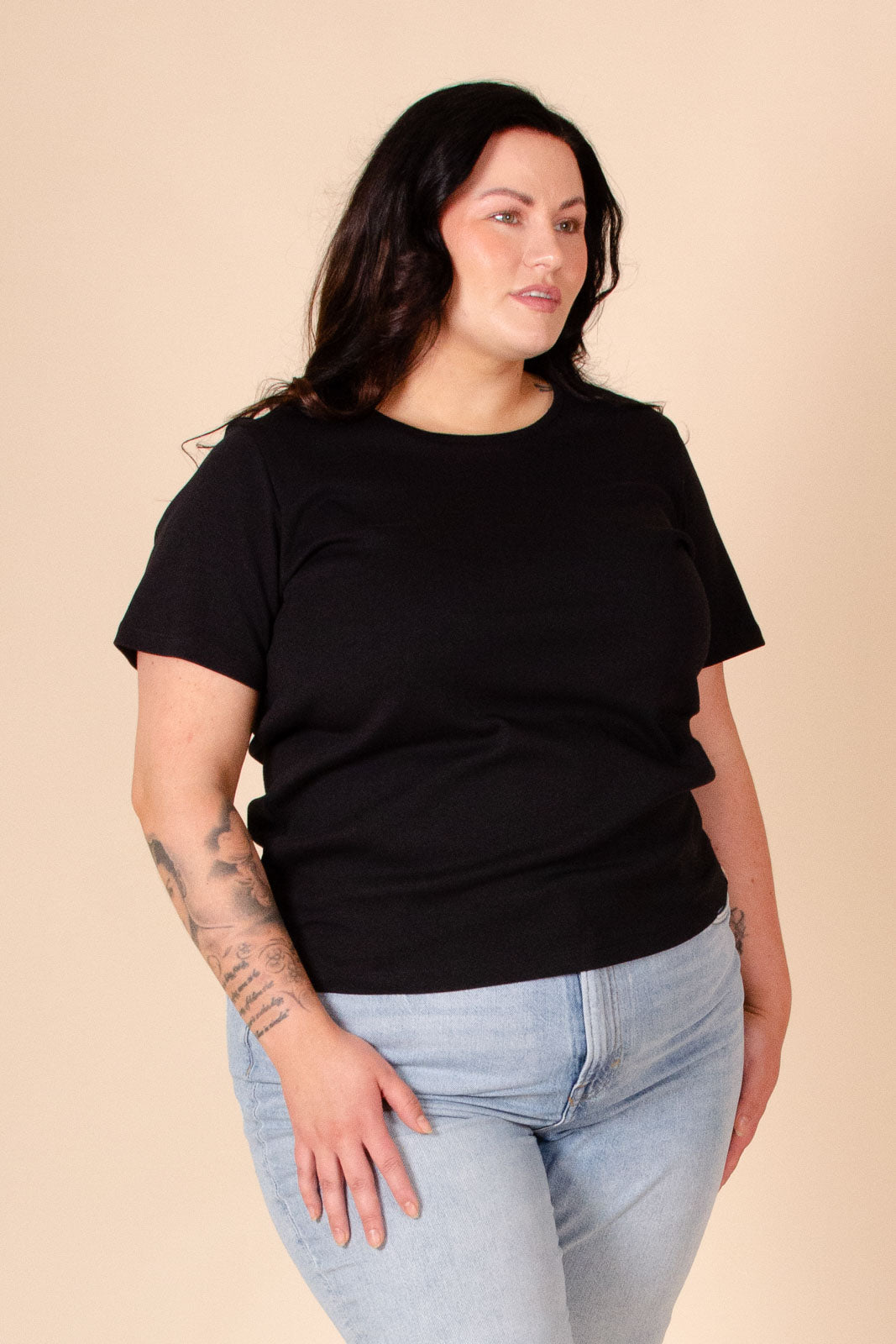 Naisten musta puuvillainen t-paita | modelheight:170, size:XL