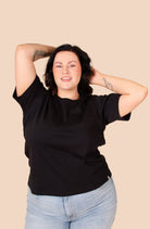 Naisten musta puuvillainen t-paita