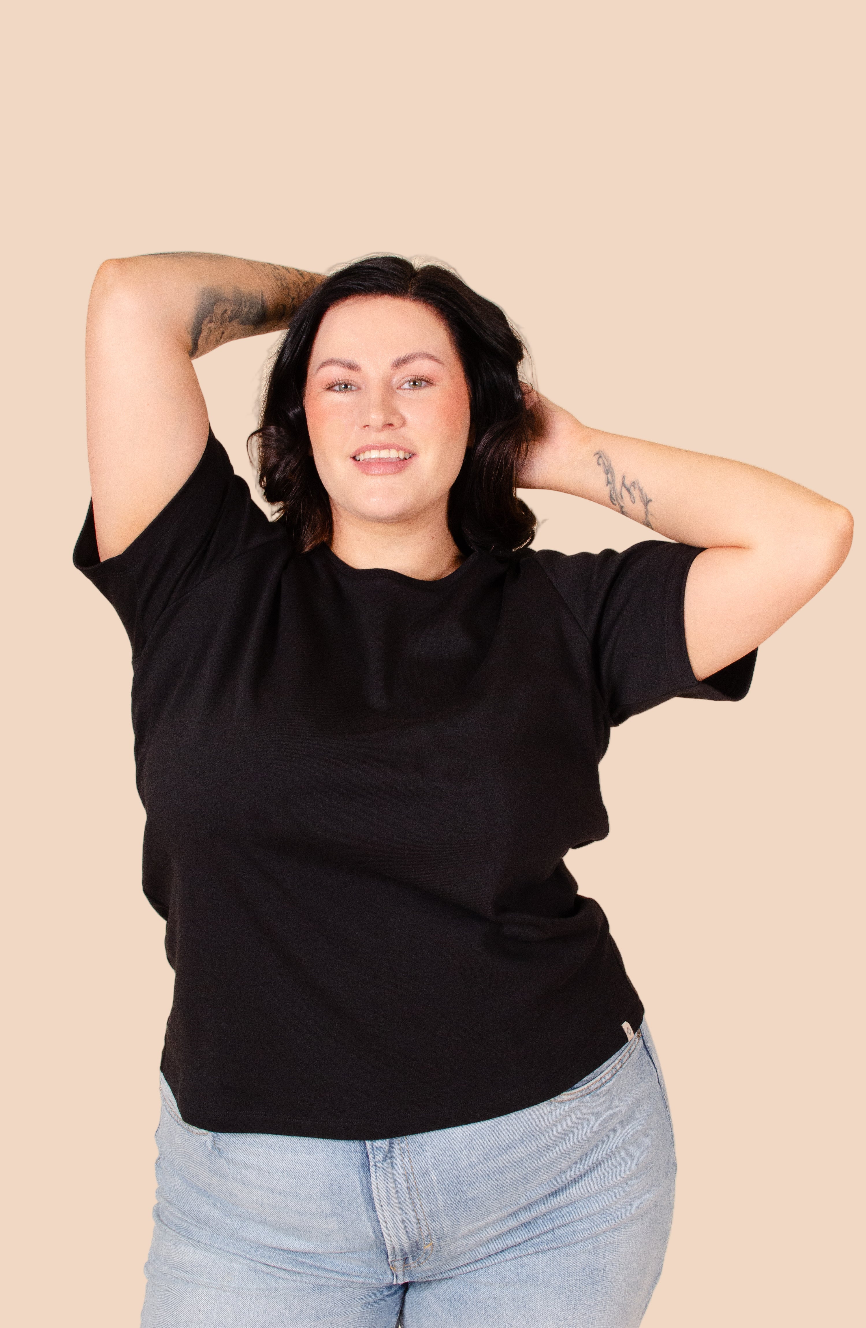 Naisten musta puuvillainen t-paita | modelheight:170, size:XL