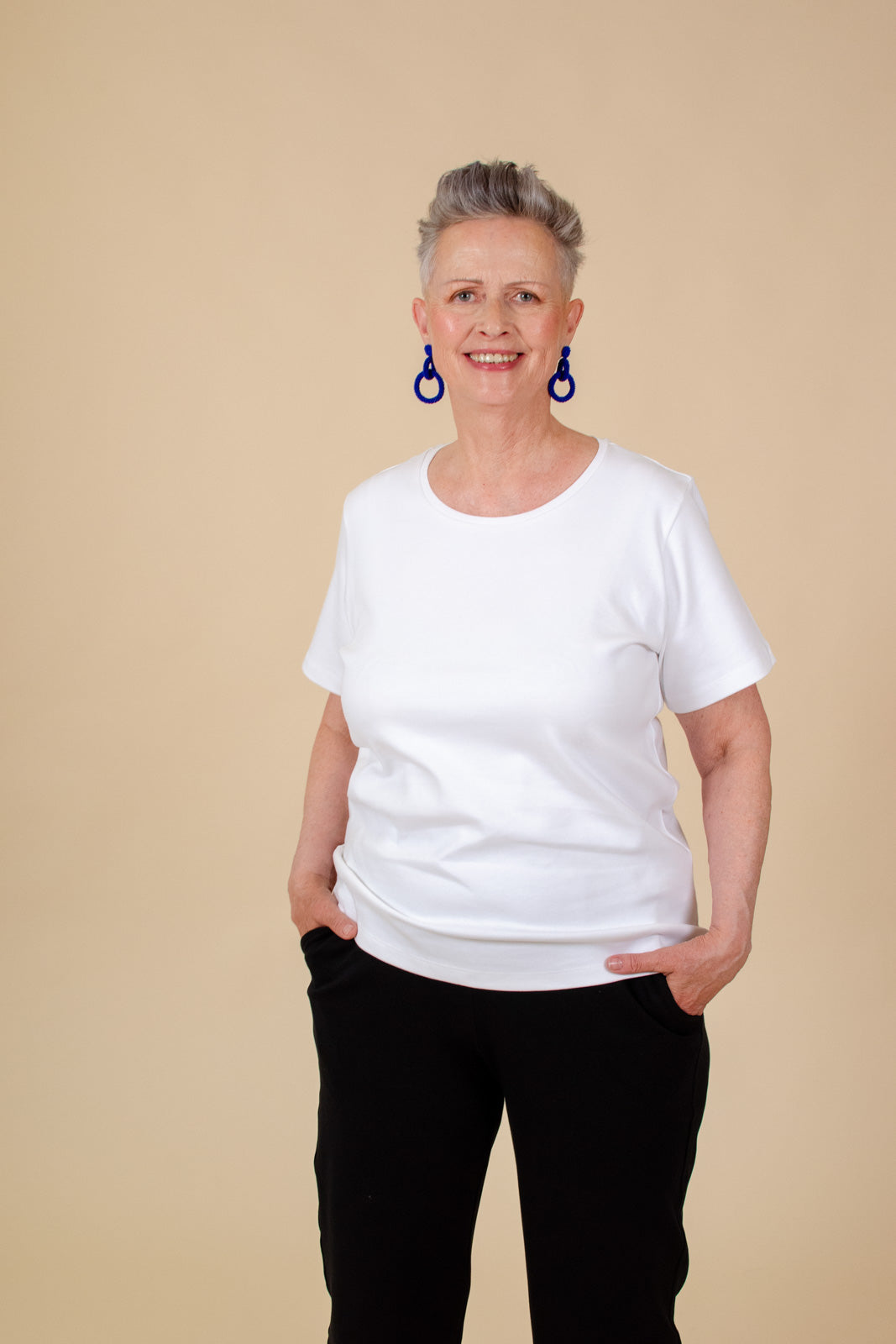 Naisten valkoinen puuvillainen t-paita | modelheight:170, size:L