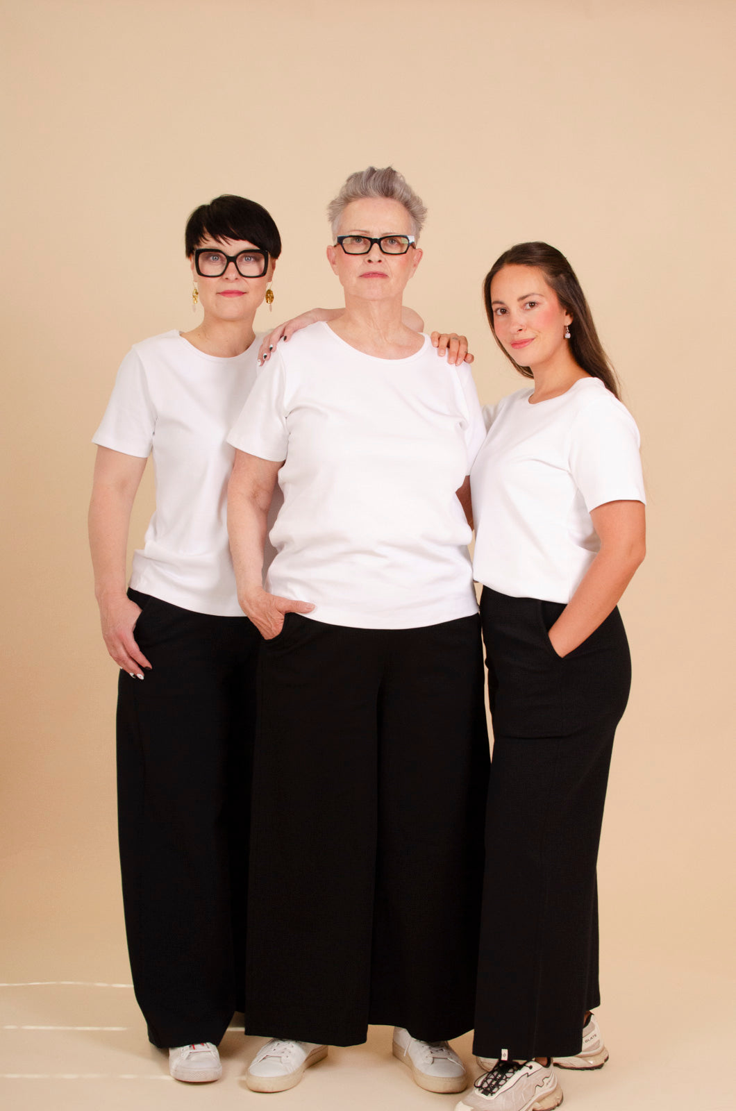 Naisten valkoinen puuvillainen t-paita