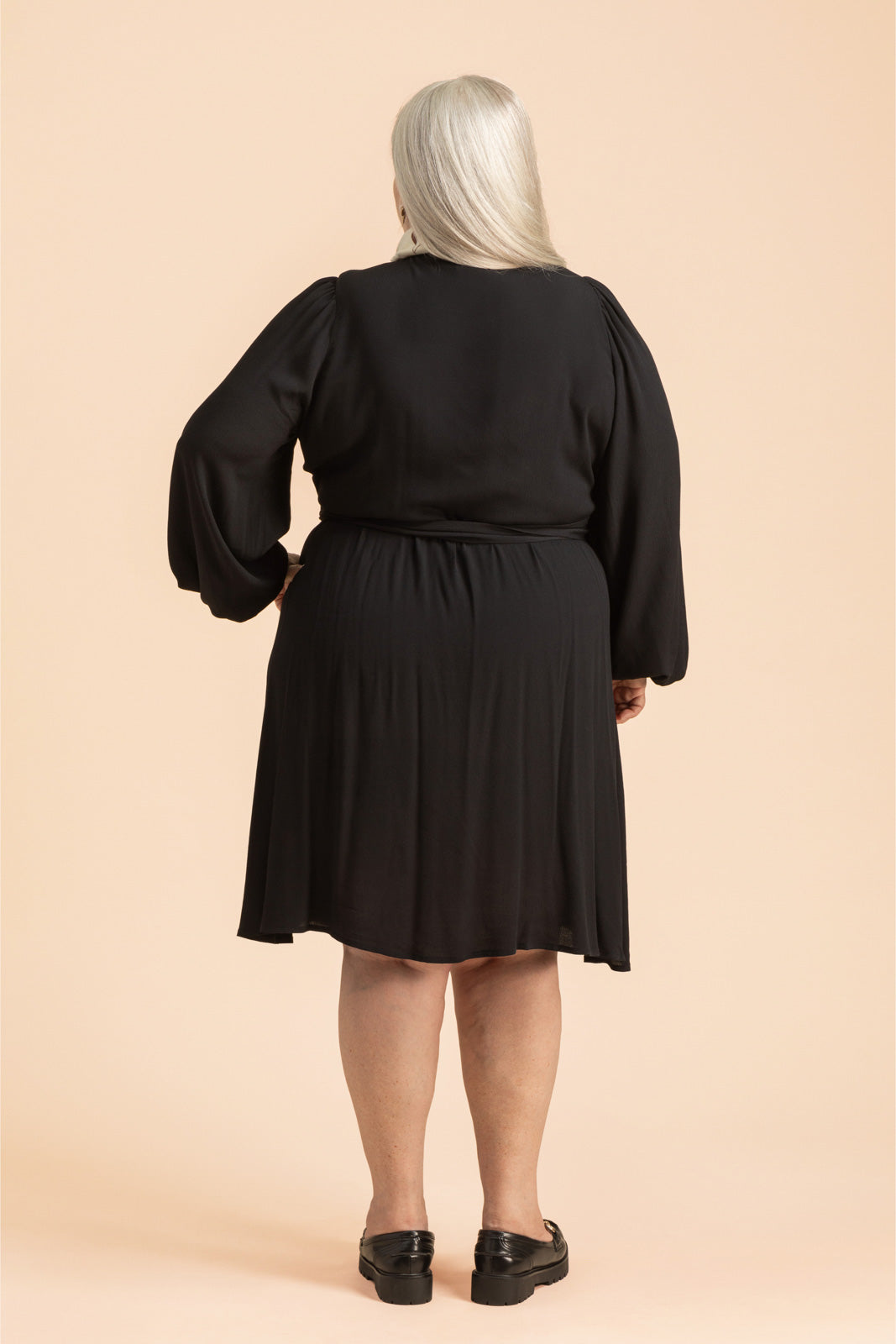 Naisten musta viskoosikreppi kietaisumekko