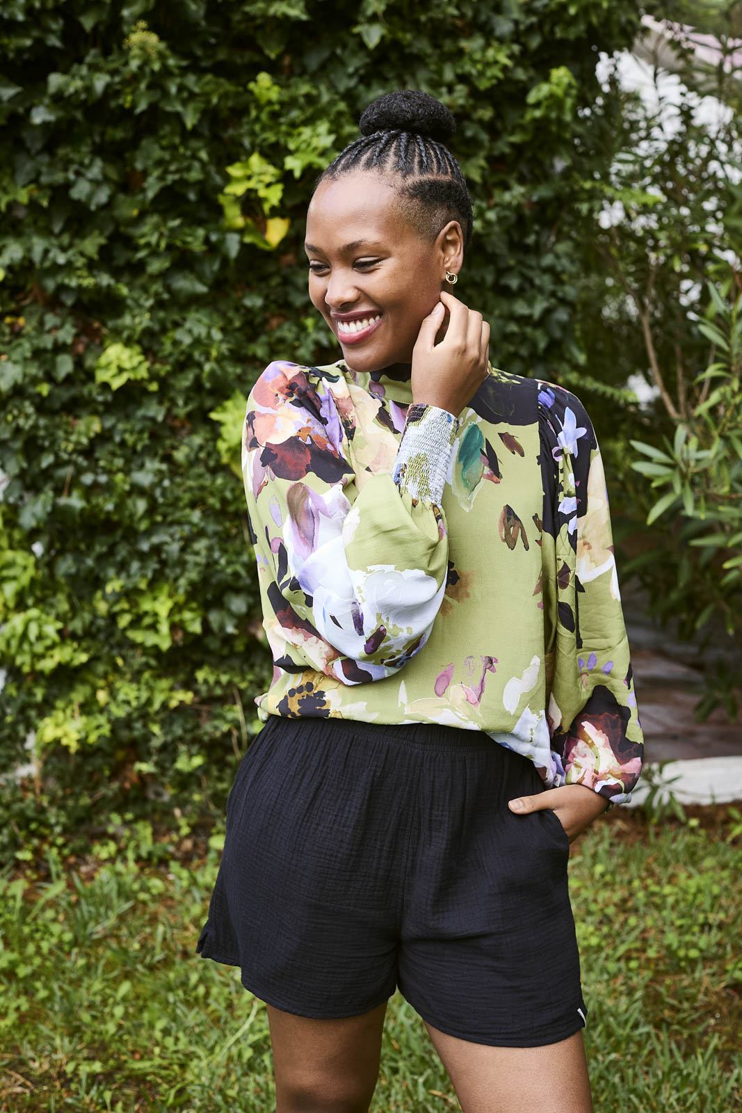 Naisten vihreä paita kukkakuviolla