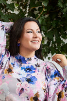 Naisten liila mekko kukkakuviolla
