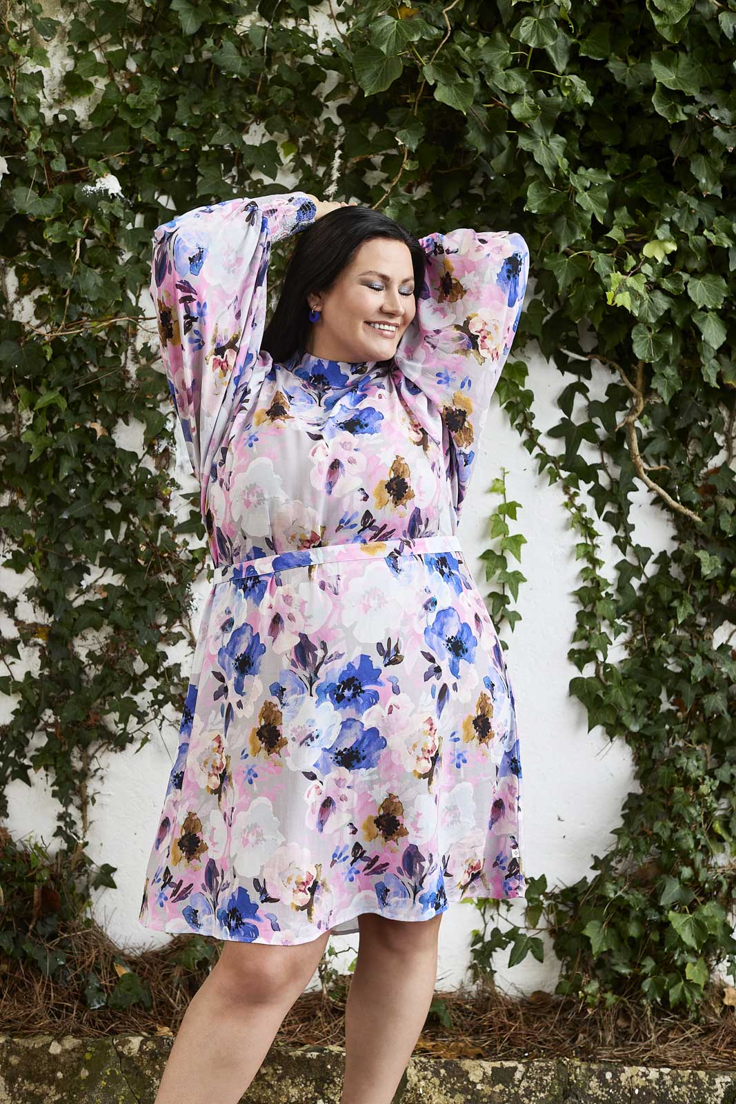 Naisten liila mekko kukkakuviolla