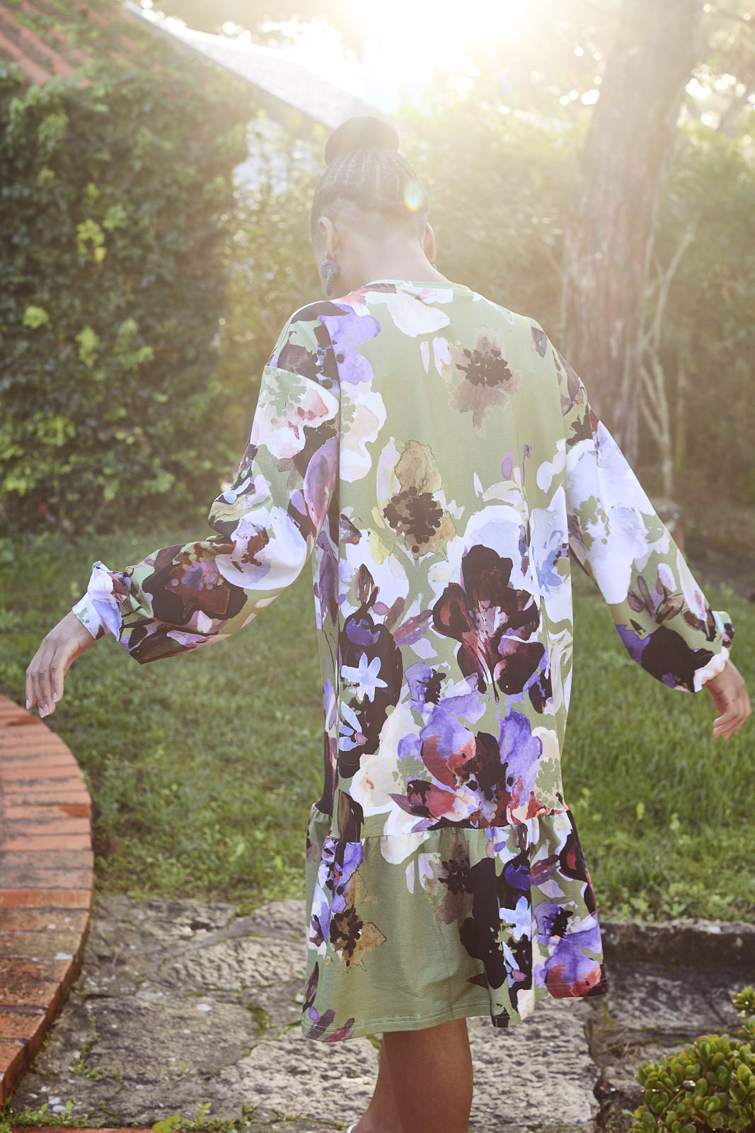 Naisten vihreä puuvillamekko kukkakuviolla | modelheight:158, size:XS