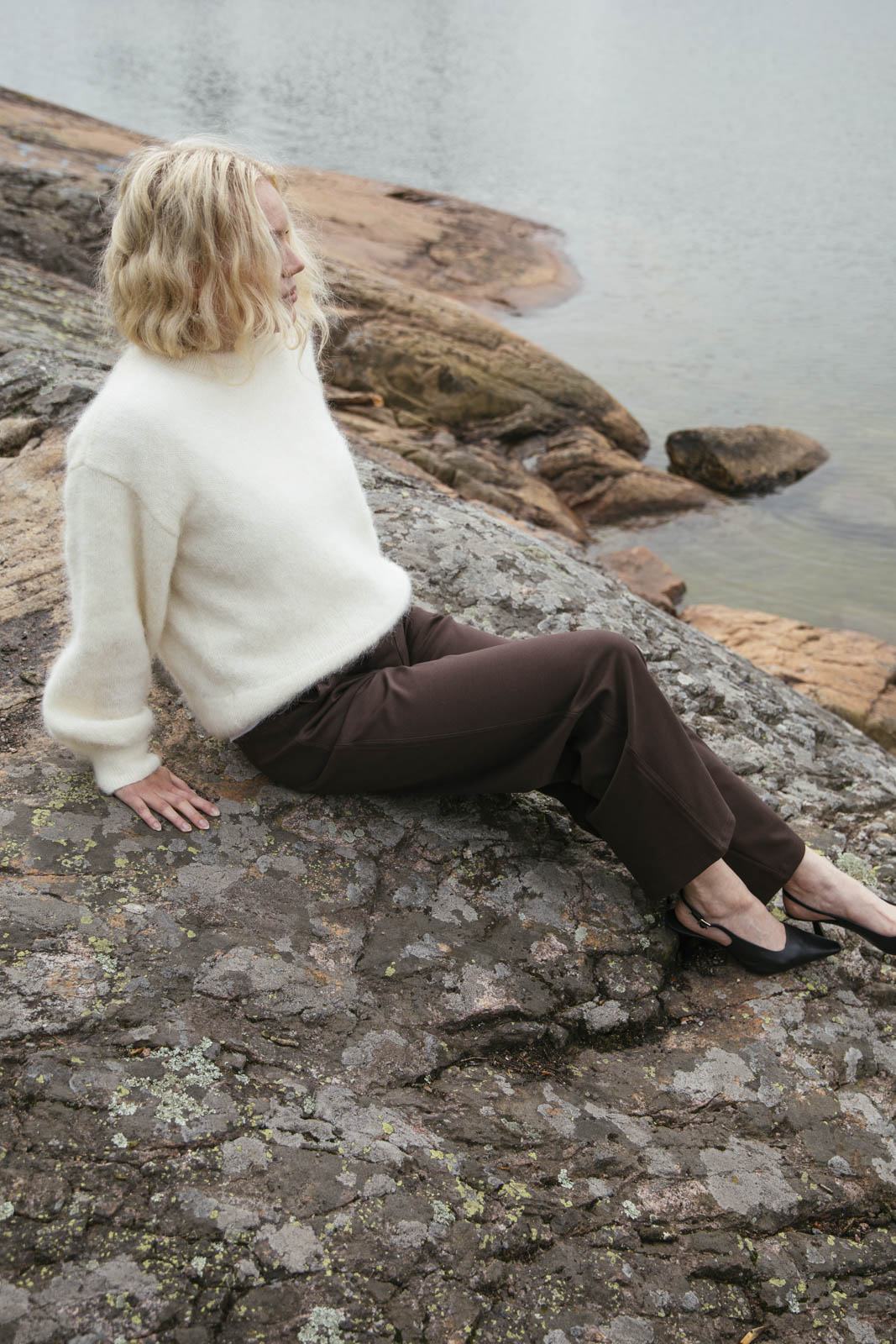 Naisten ruskeat leveälahkeiset täyspitkät housut