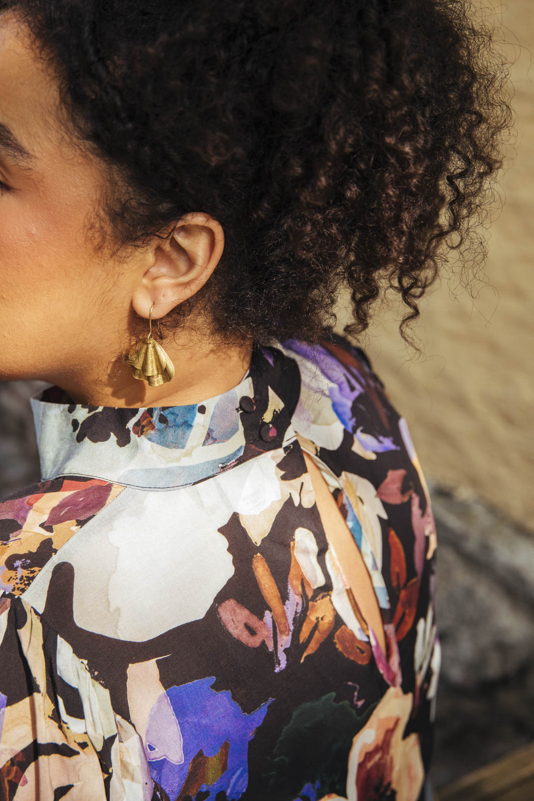 Naisten musta juhlamekko isolla kukkakuosilla