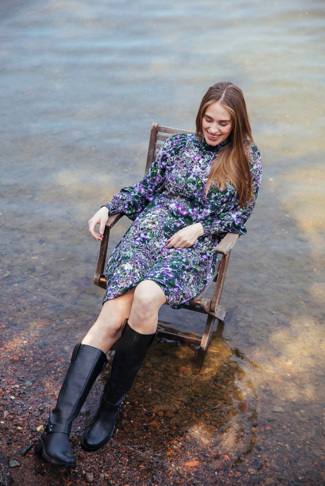 Naisten liilan ja vihreän sävyinen mekko