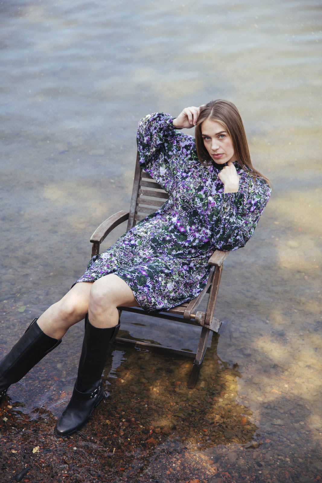 Naisten liilan ja vihreän sävyinen mekko