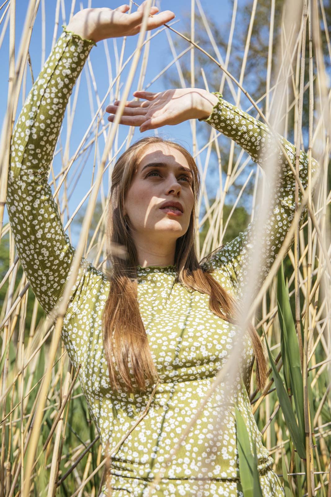 Naisten vihreä pitkähihainen paita minimalistisella kuosilla