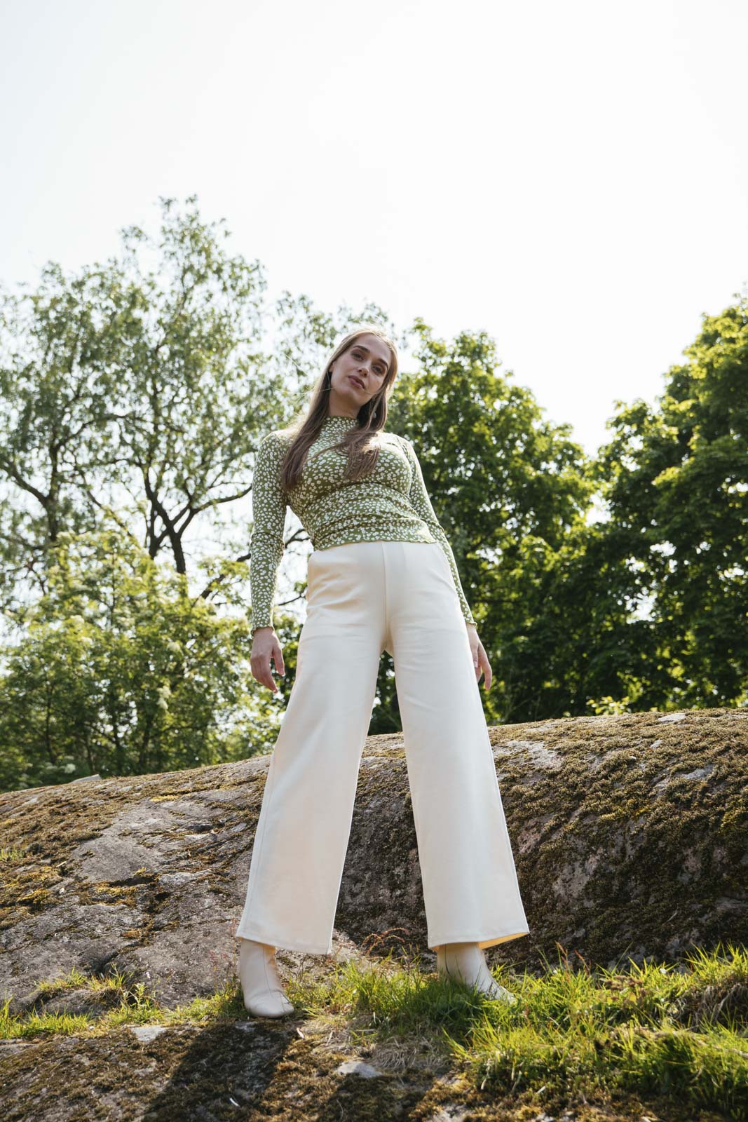 Naisten kermanvalkoiset leveät pitkälahkeiset housut