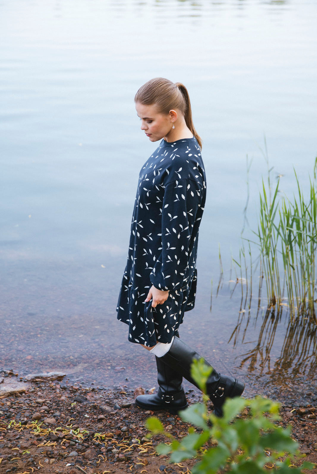 Naisten tummansininen puuvillainen collegemekko minimalistisella kuosilla