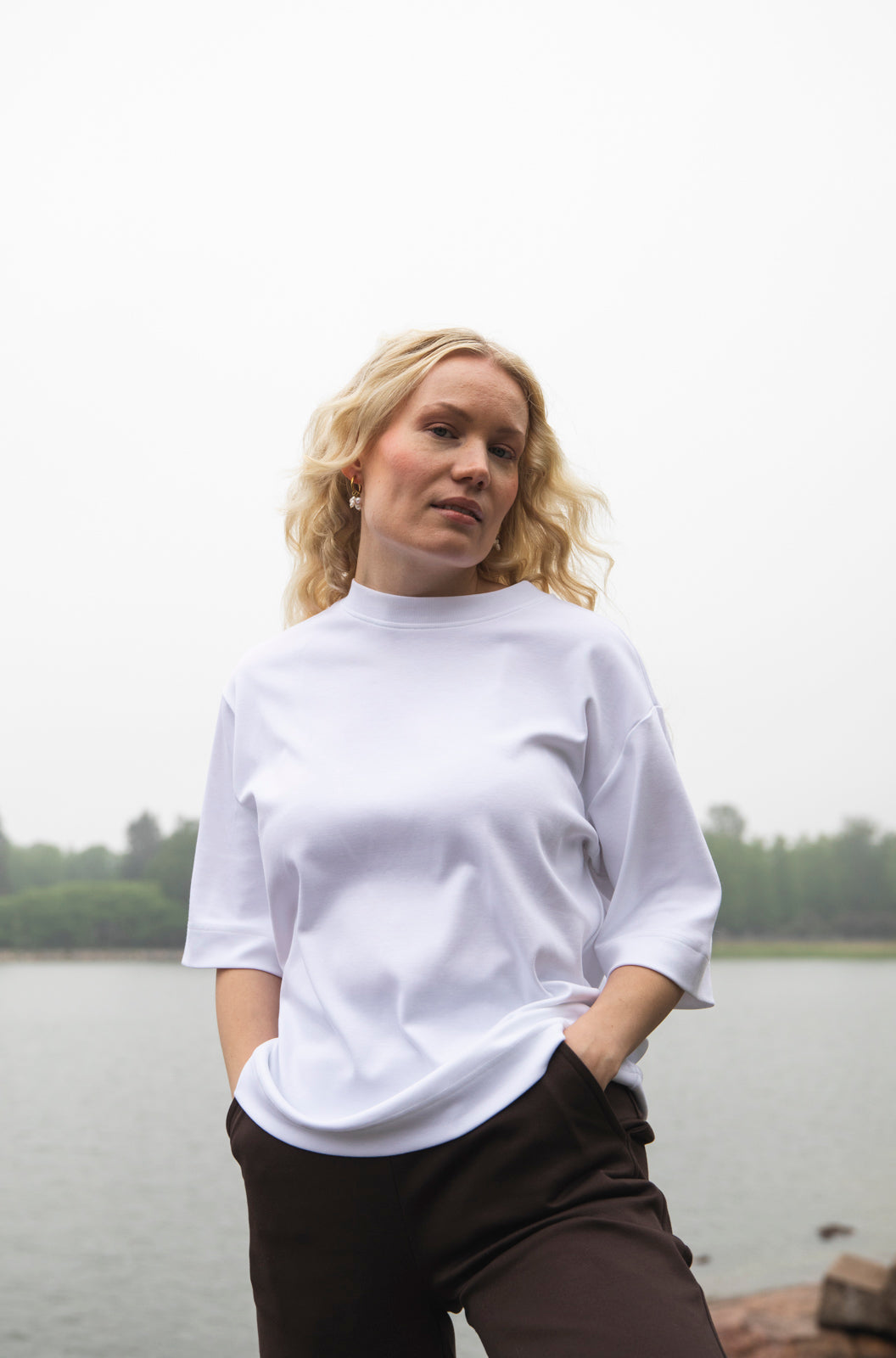 naisten valkoinen oversized t-paita