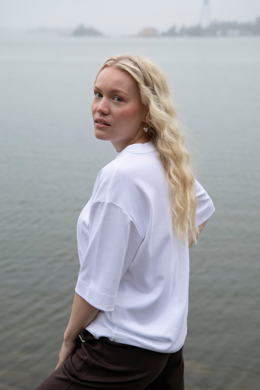 naisten valkoinen oversized t-paita