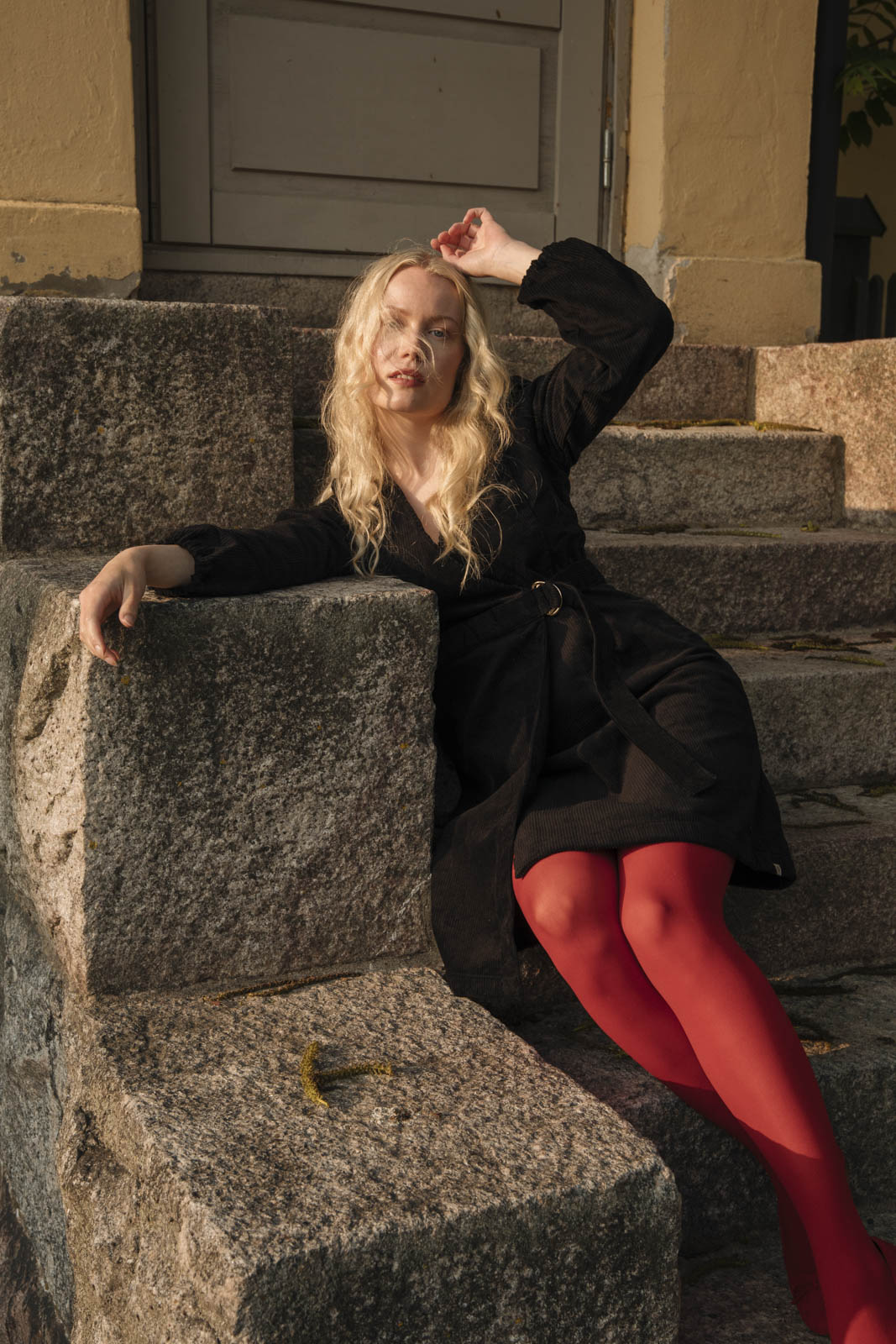 Naisten musta samettinen kietaisumekko