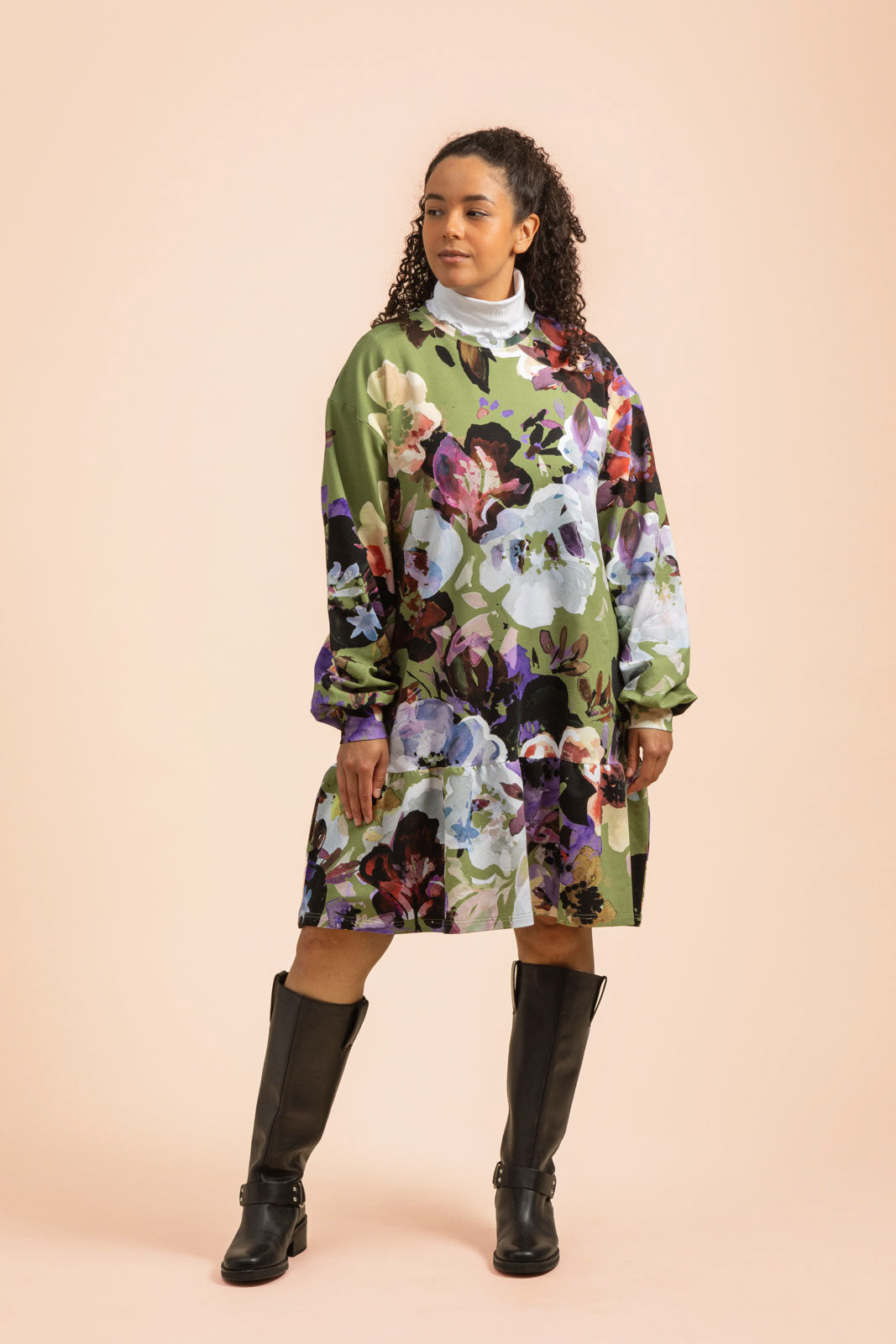 Naisten vihreä puuvillamekko kukkakuviolla | modelheight:169, size:M