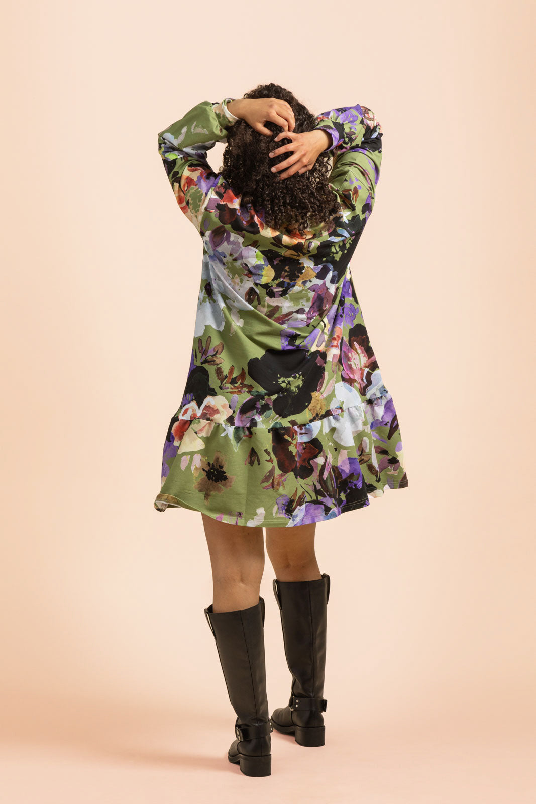 Naisten vihreä puuvillamekko kukkakuviolla | modelheight:169, size:M