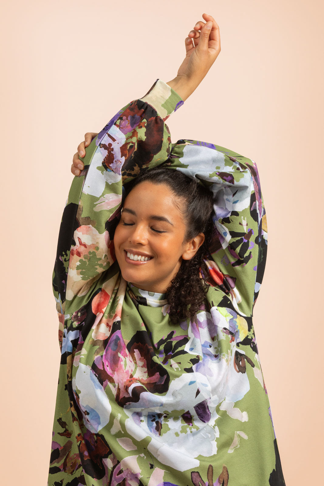 Naisten vihreä puuvillamekko kukkakuviolla | modelheight:169, size:M