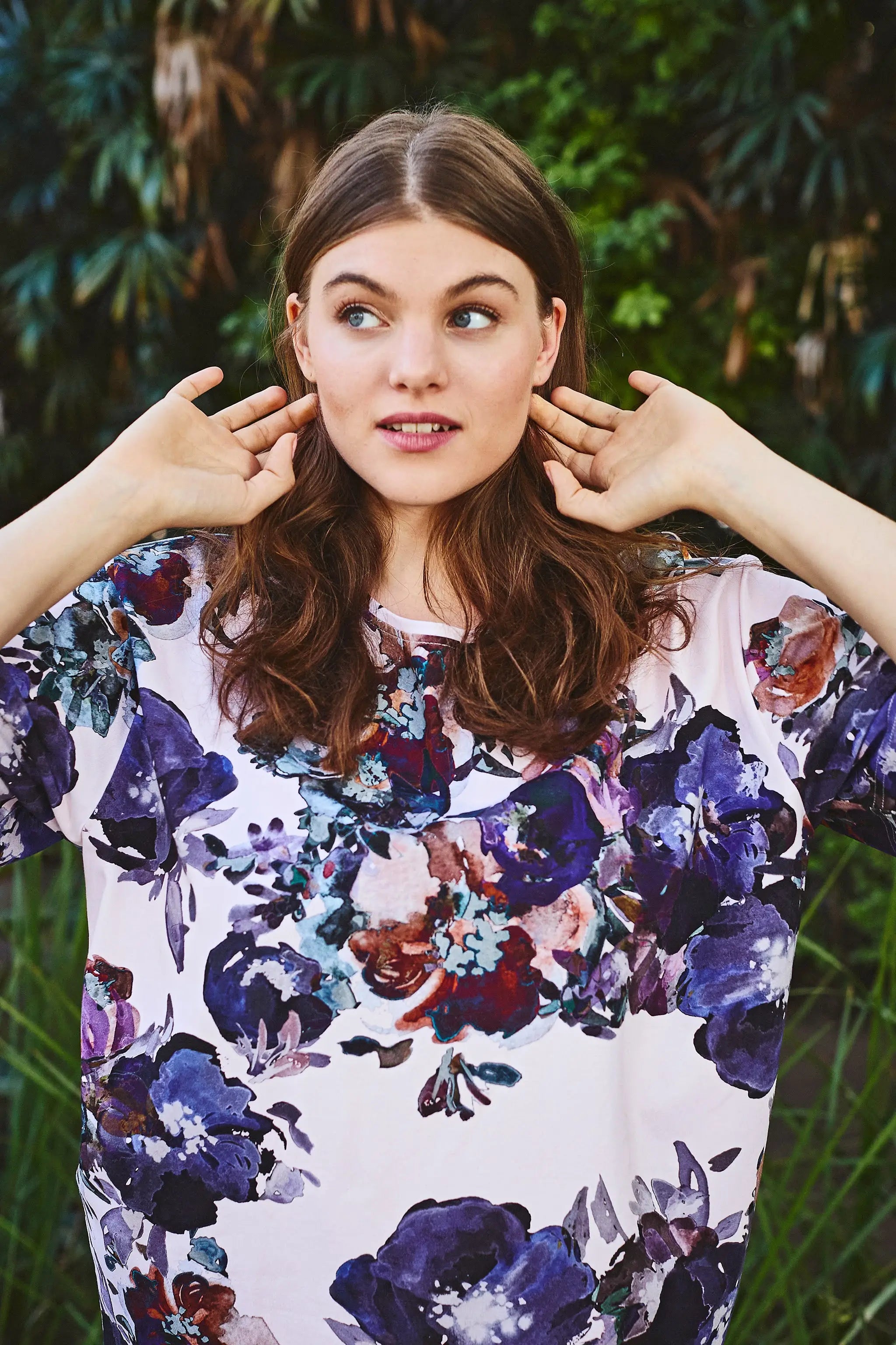 Naisten trikoinen t-paitamekko kukkakuosilla