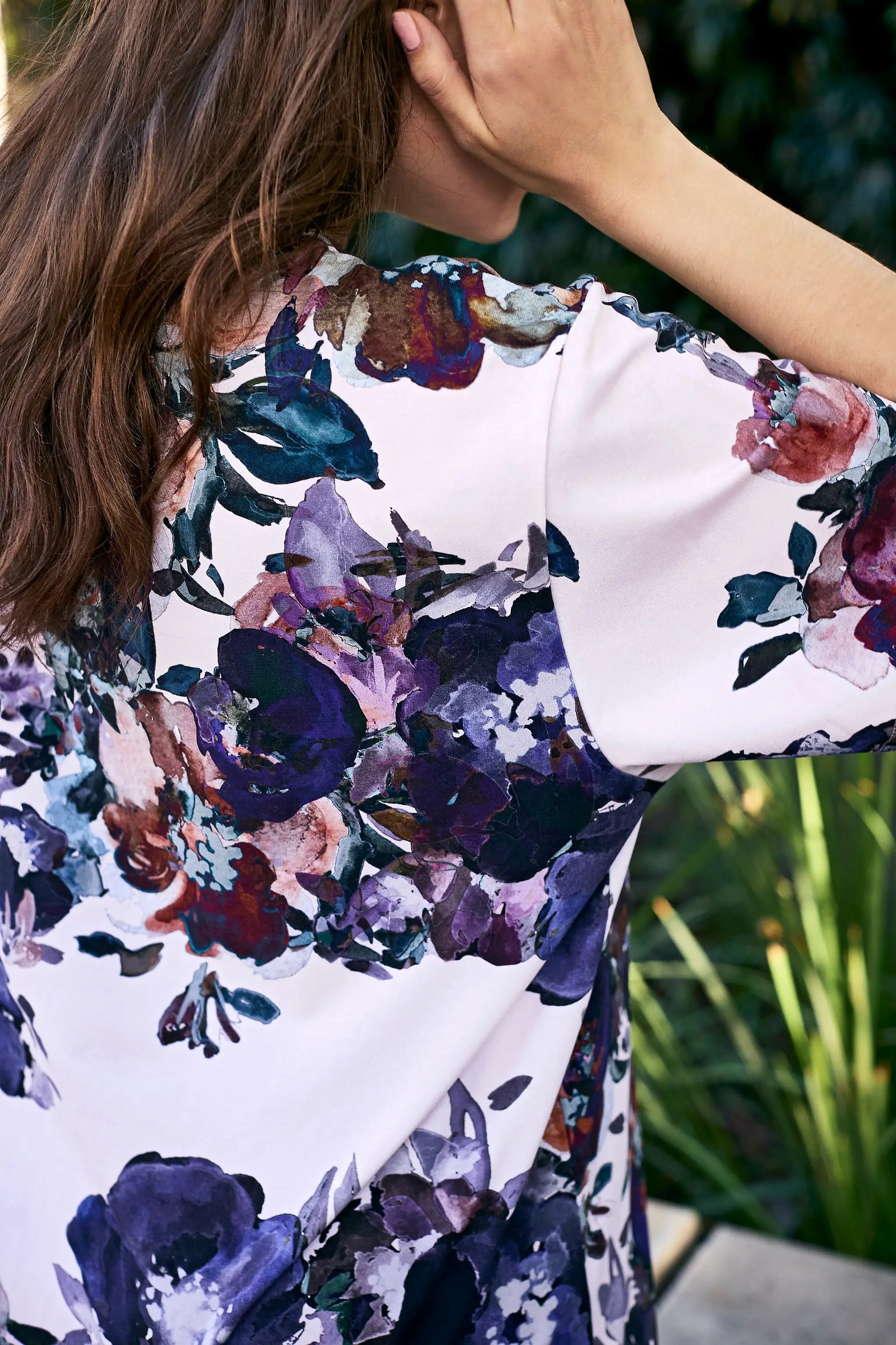 Naisten trikoinen t-paitamekko kukkakuosilla