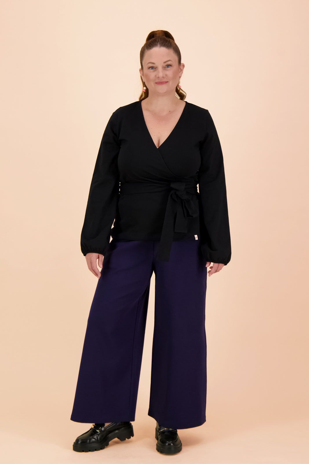 Naisten musta puuvillakietaisupaita