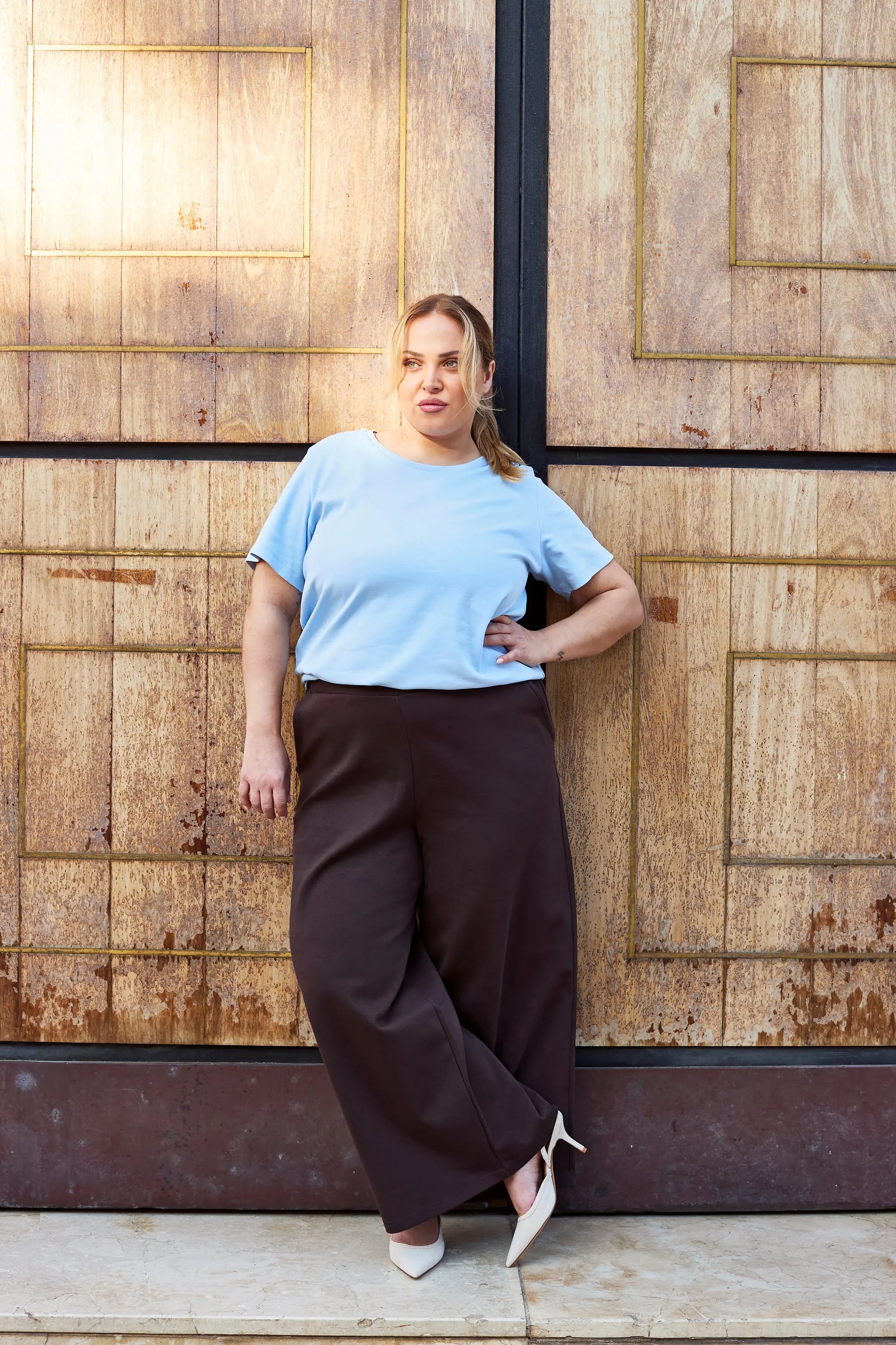 Naisten vaaleansininen t-paita | modelheight:160, size:XL