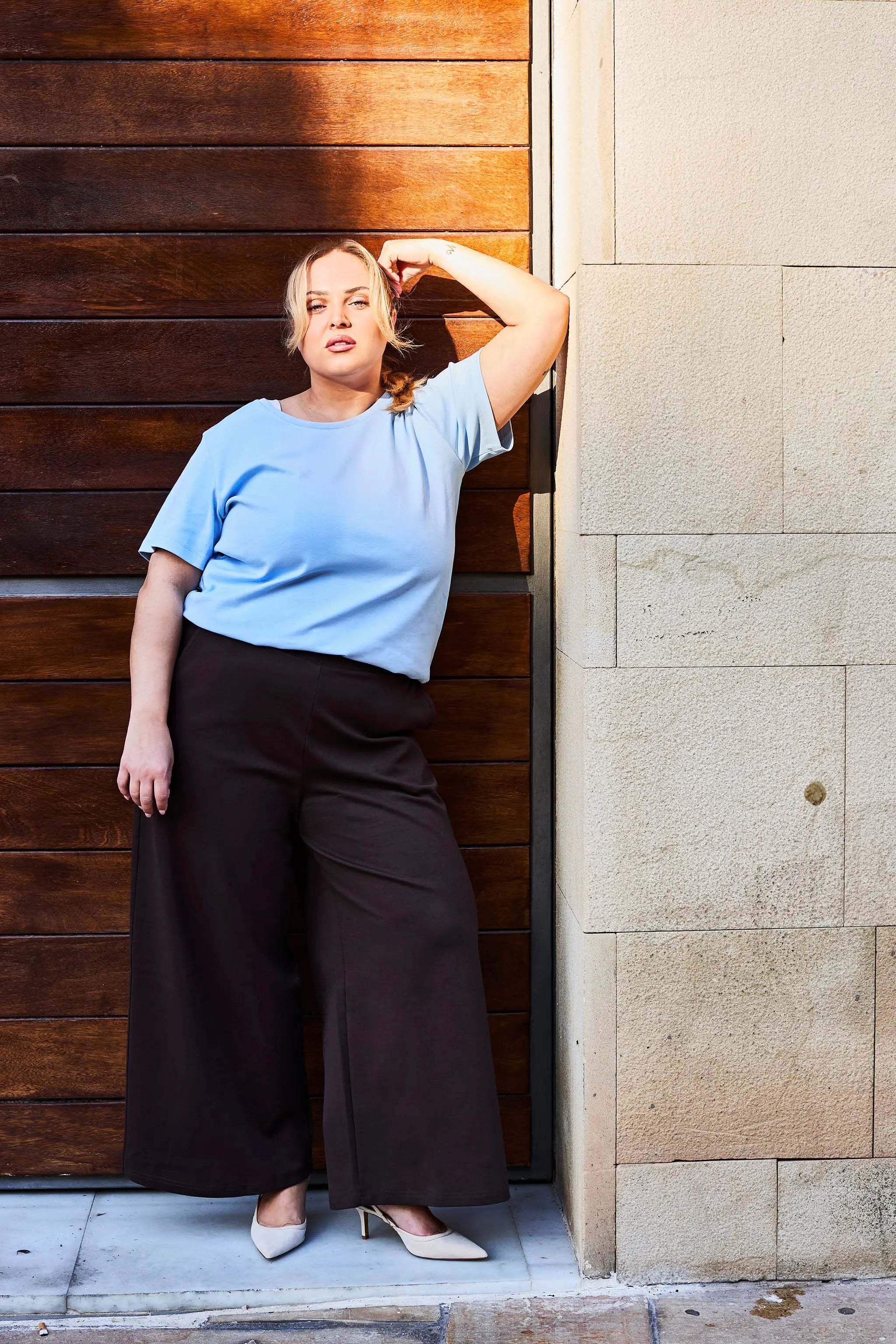 Naisten vaaleansininen t-paita | modelheight:160, size:XL