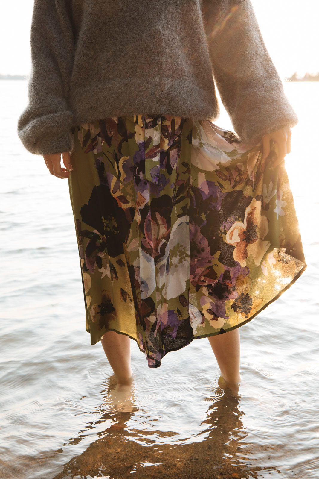 Naisten vihreä kreppiviskoosinen kietaisumekko kukkakuosilla