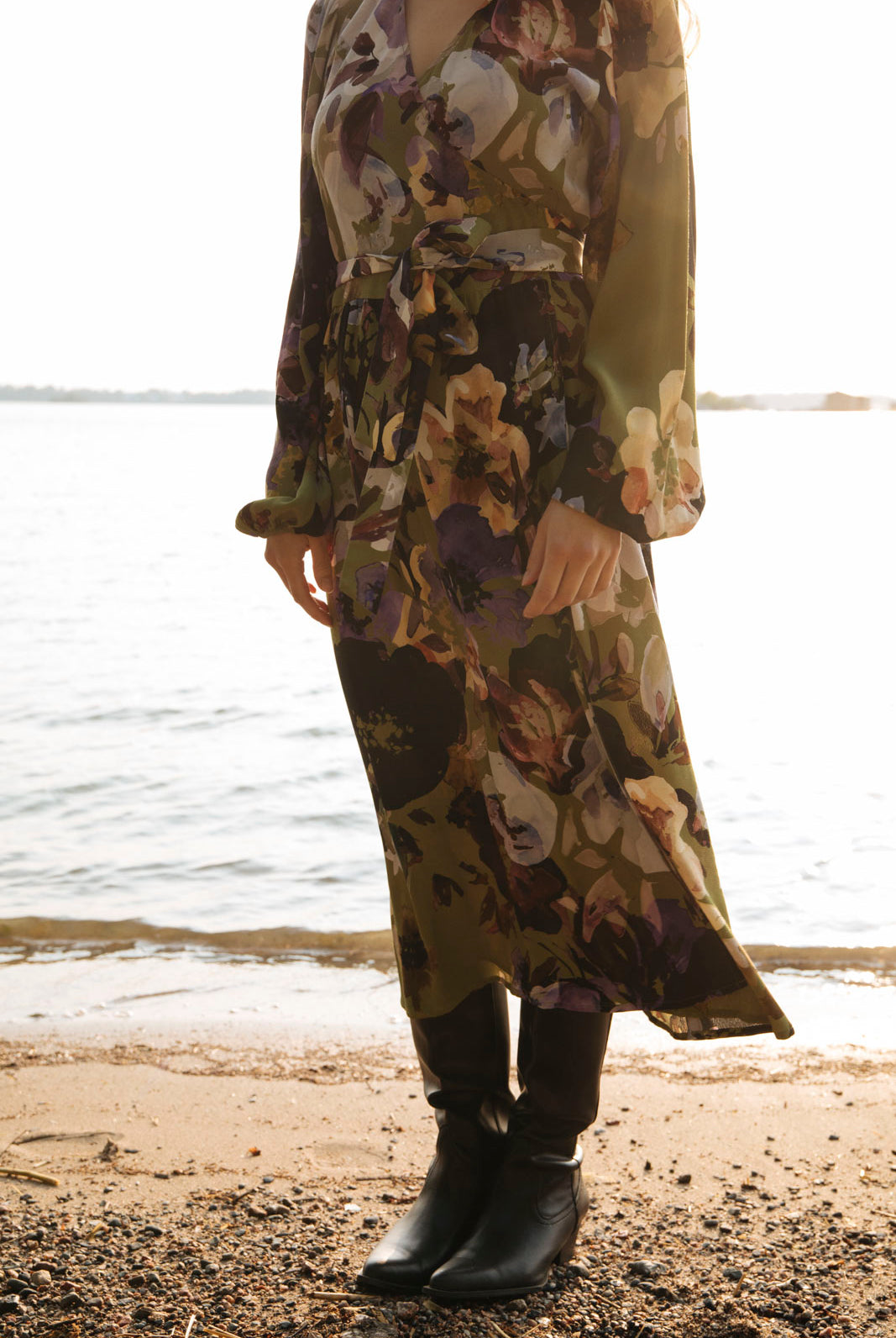 Naisten vihreä kreppiviskoosinen kietaisumekko kukkakuosilla | modelheight:165, size:XS