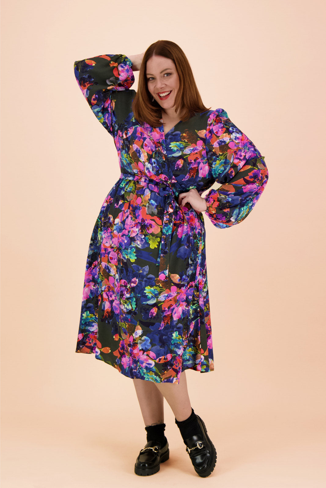 Naisten värikäs viskoosikreppimekko kukkakuosilla | modelheight:178, size:XL