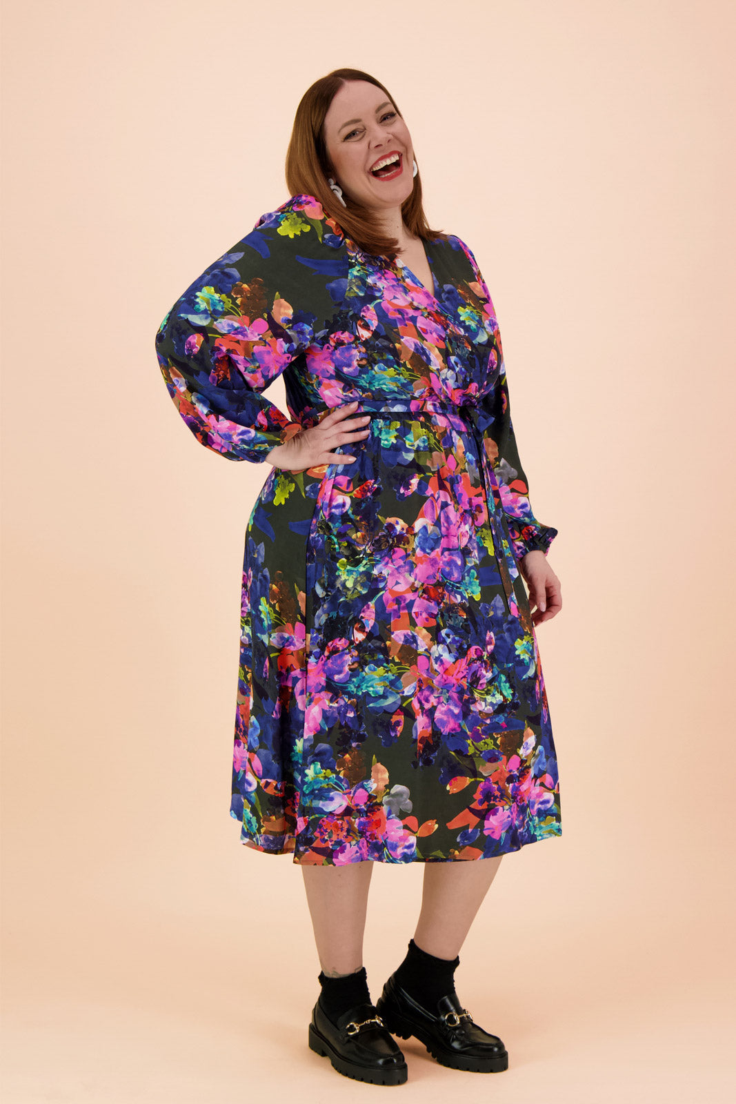 Naisten värikäs viskoosikreppimekko kukkakuosilla | modelheight:178, size:XL