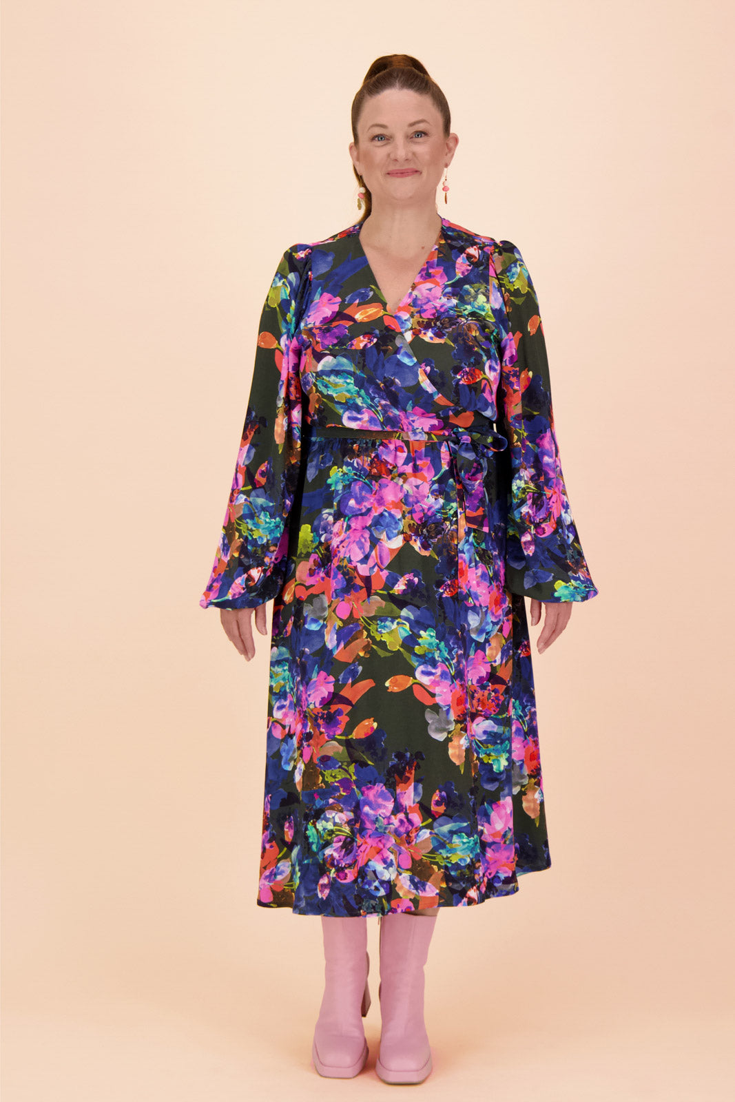 Naisten värikäs viskoosikreppimekko kukkakuosilla | modelheight:163, size:M