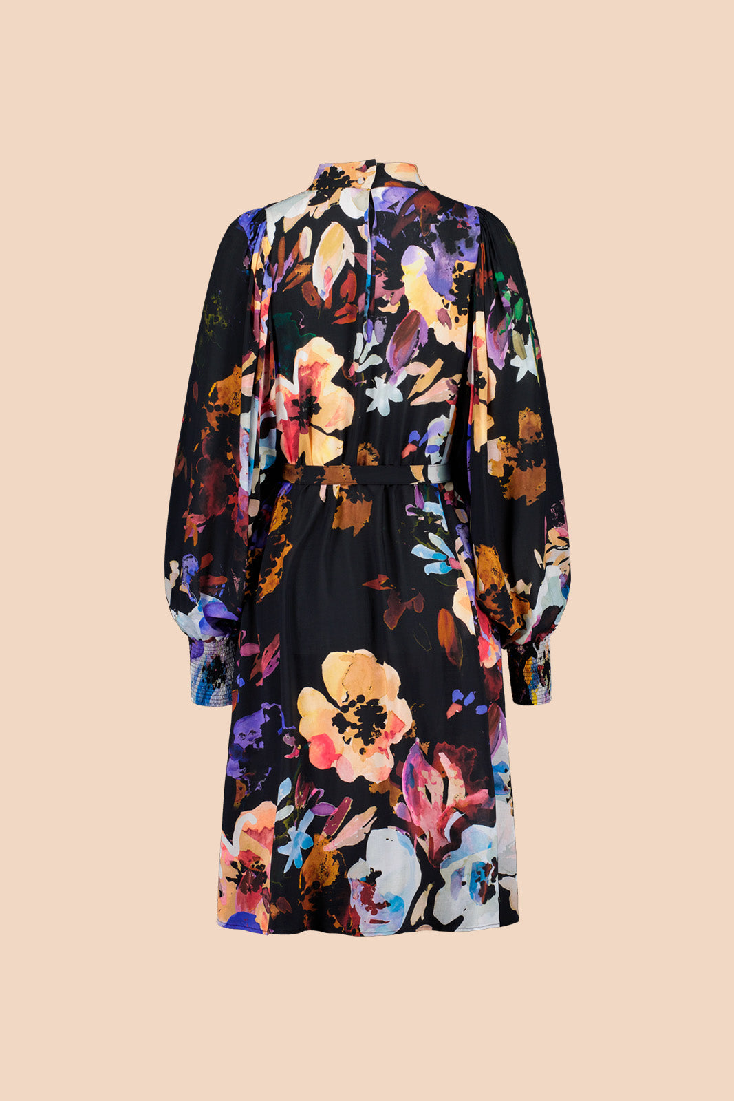 Naisten musta juhlamekko isolla kukkakuosilla