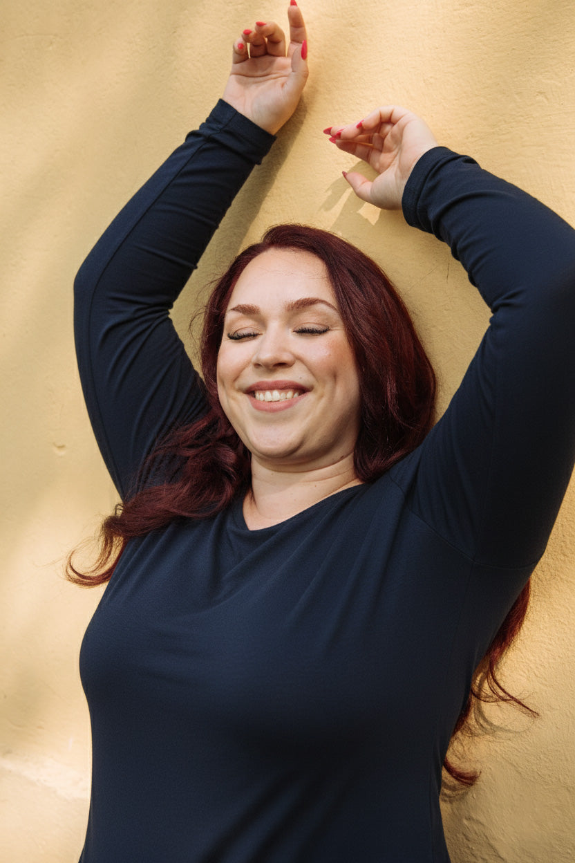 Naisten tummansininen pitkähihainen paita | modelheight:159, size:XL