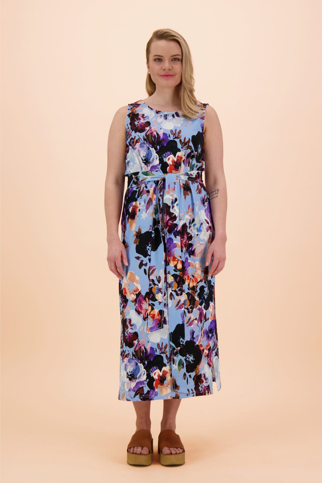 Naisten sininen puuvillamekko kukkakuviolla | modelheight:166, size:M