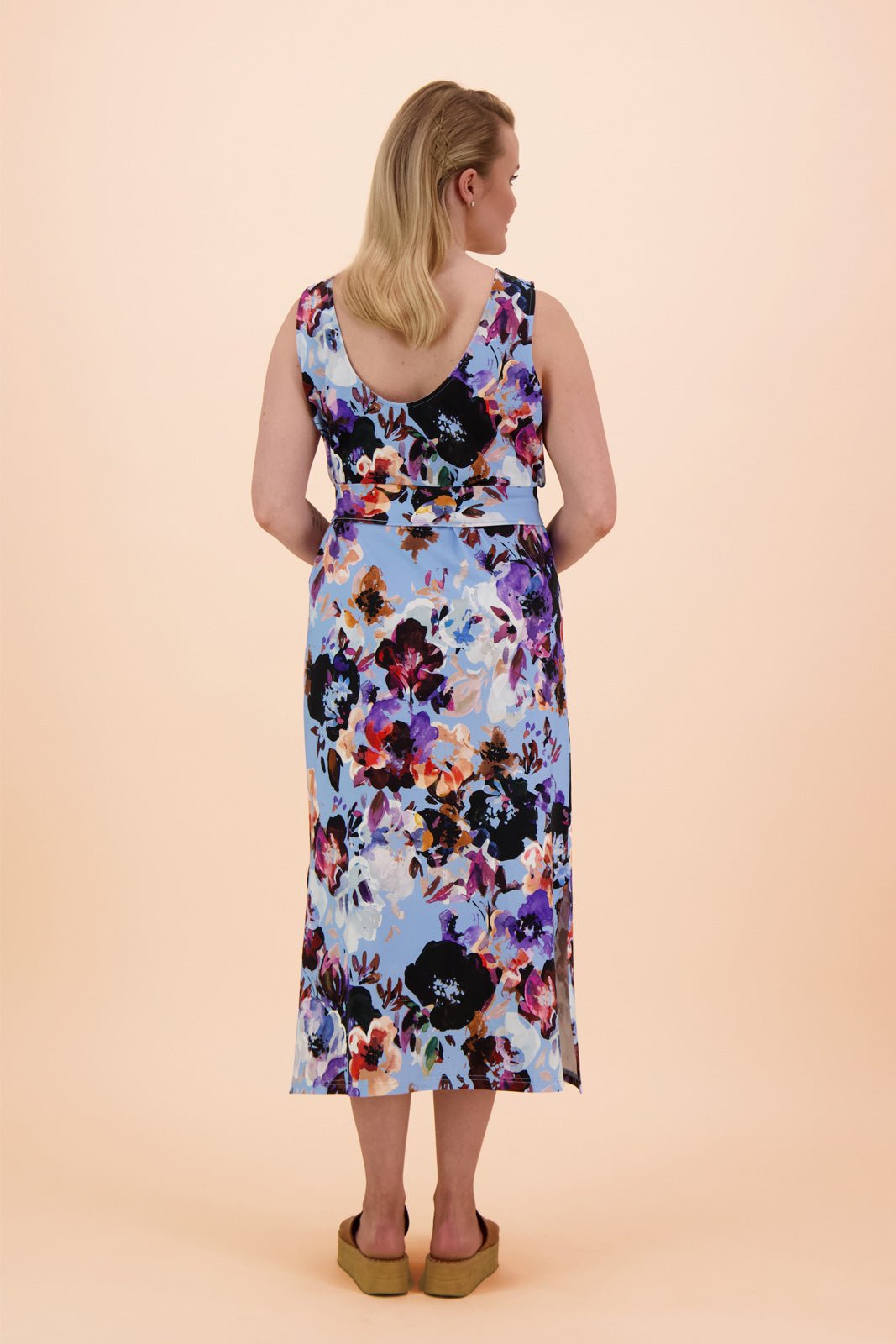 Naisten sininen puuvillamekko kukkakuviolla