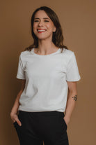 Naisten valkoinen puuvillainen t-paita