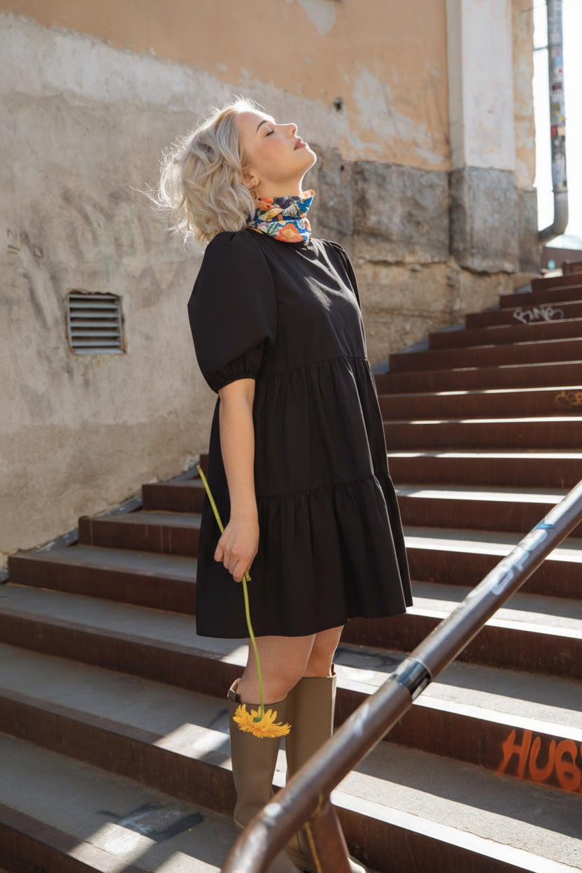 Naisten musta kerroksellinen mekko