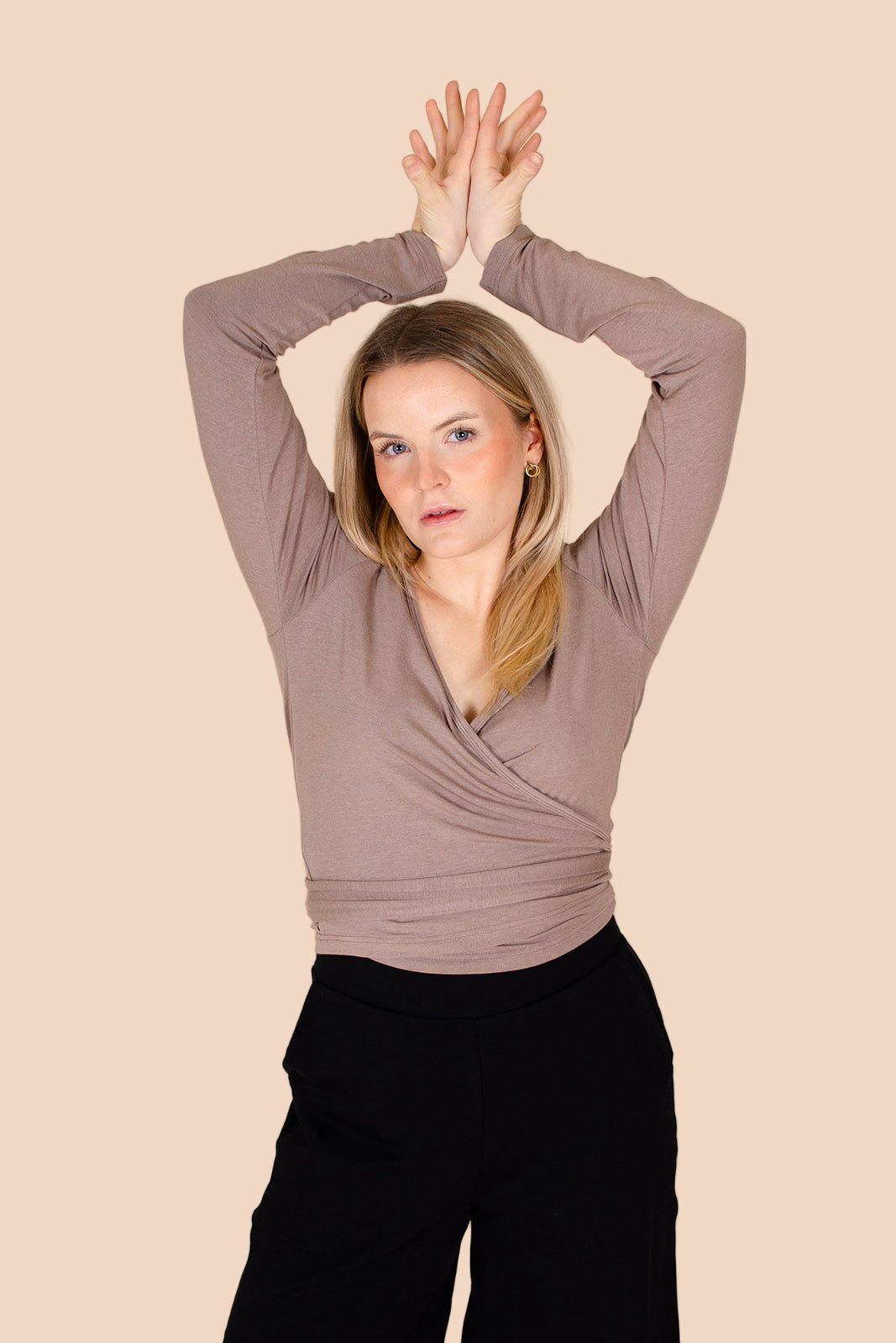 Naisten beige kietaisupaita | modelheight:166, size:M