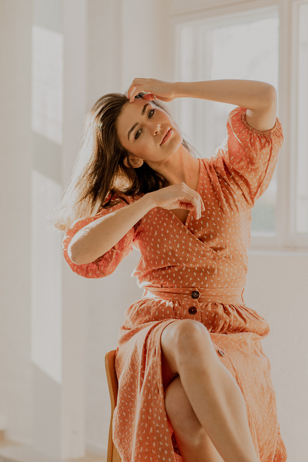 Naisten oranssi puuvillahame minimalistisella kuosilla