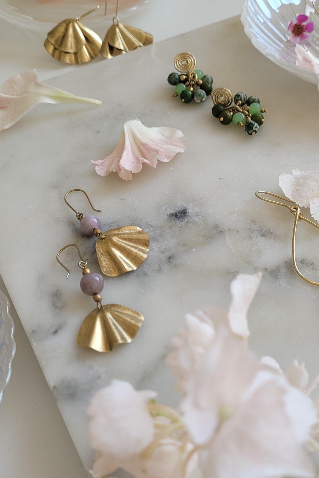 Nepalissa käsintehdyt messinkiset naisten korvakorut